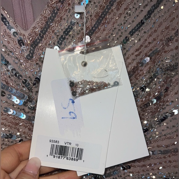 👗NWT! Mac Duggal Sequin Cape Sleeve Column Gown - Picture 13 of 14